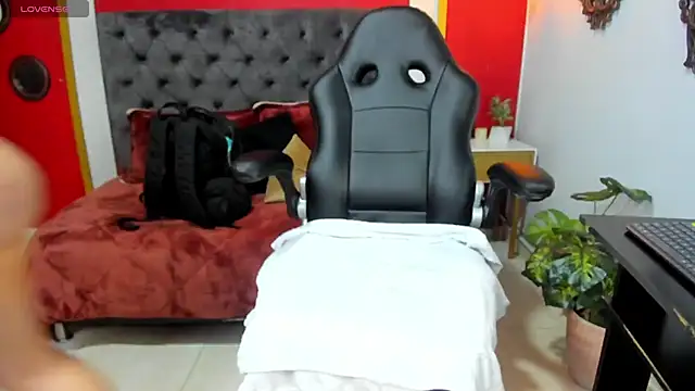 Snapshot of Tisha__lau chatting on 02-25-25, 01:39 Tisha lau online show from 02-25-25, 01:39