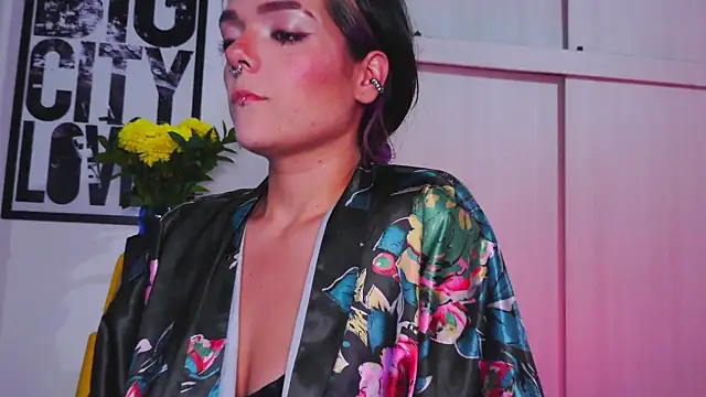 Snapshot of purple_em69 chatting on 10-24-25, 03:25 purple em69 online show from 10-24-25, 03:25