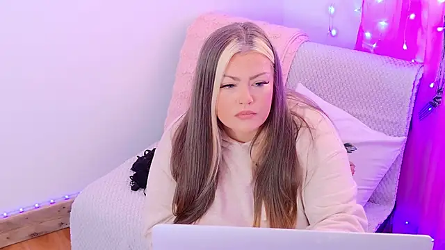 Snapshot of KikiBBW chatting on 10-14-25, 02:18 KikiBBW online show from 10-14-25, 02:18