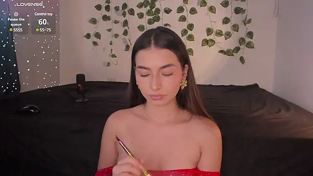 Snapshot of Coralinee_01 chatting on 12-21-24, 08:32 Coralinee 01 online show from 12-21-24, 08:32