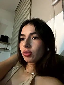Snapshot of Coralinee_01 chatting on 06-08-26, 01:28 Coralinee 01 online show from 06-08-26, 01:28