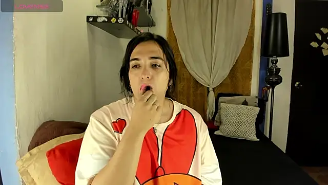 Snapshot of SARAMISHA chatting on 10-24-25, 01:40 SARAMISHA online show from 10-24-25, 01:40