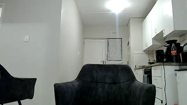 Snapshot of officialkhakes_za chatting on 01-05-25, 06:35 officialkhakes za online show from 01-05-25, 06:35