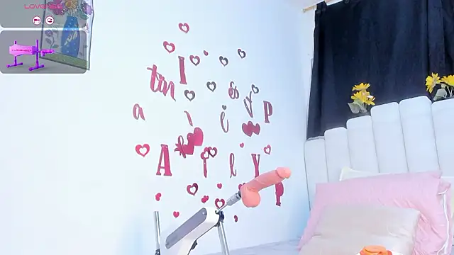 Snapshot of RoxannaBlanche chatting on 03-12-26, 12:00 RoxannaBlanche online show from 03-12-26, 12:00