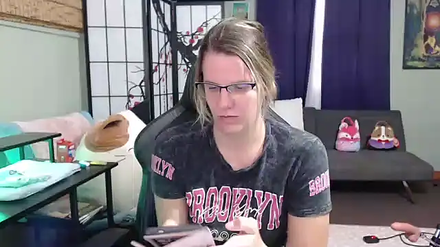 Sarahtineke online show from 10-22-25, 05:13