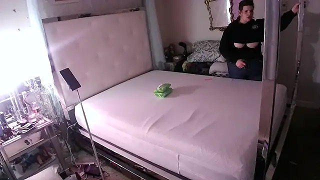 Snapshot of BeckiTooSweet chatting on 03-02-25, 02:43 BeckiTooSweet online show from 03-02-25, 02:43