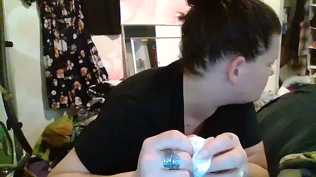 Snapshot of BeckiTooSweet chatting on 10-11-25, 01:05 BeckiTooSweet online show from 10-11-25, 01:05