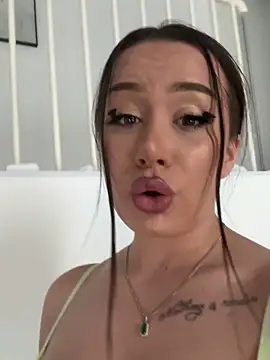 Snapshot of deliaroyal chatting on 03-13-25, 02:33 deliaroyal online show from 03-13-25, 02:33