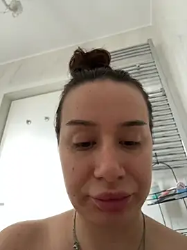 Snapshot of deliaroyal chatting on 03-27-26, 01:33 deliaroyal online show from 03-27-26, 01:33