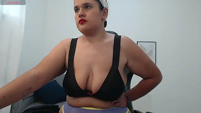 Snapshot of natalia_curvy1 chatting on 10-20-25, 06:08 natalia curvy1 online show from 10-20-25, 06:08