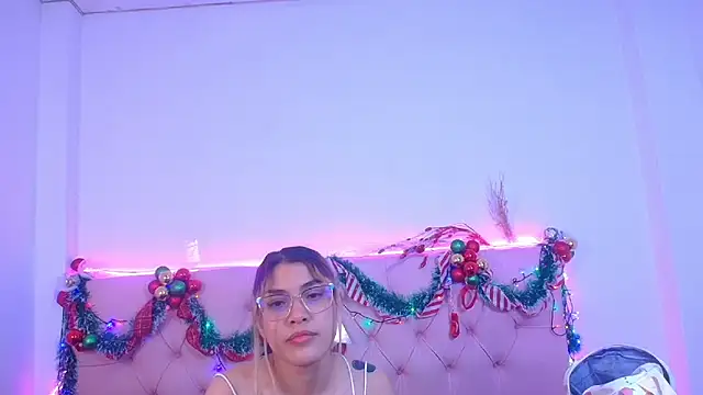 Snapshot of Little_Cuttie_ chatting on 12-28-24, 04:30 Little Cuttie online show from 12-28-24, 04:30