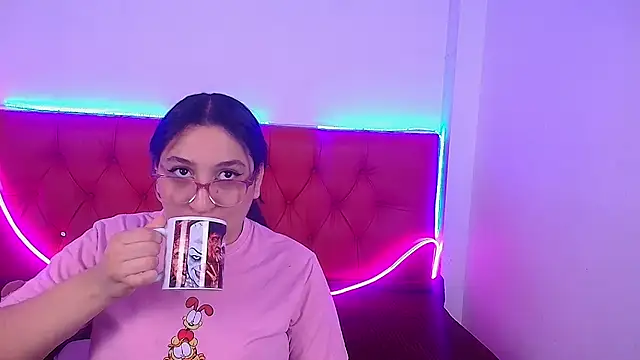 Snapshot of Little_Cuttie_ chatting on 02-19-25, 04:01 Little Cuttie online show from 02-19-25, 04:01