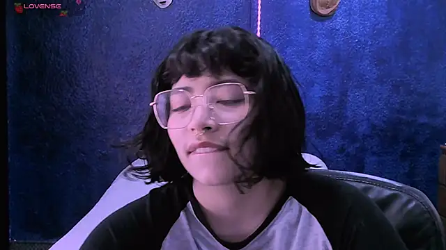 Snapshot of NinaYellow chatting on 12-28-24, 02:53 NinaYellow online show from 12-28-24, 02:53