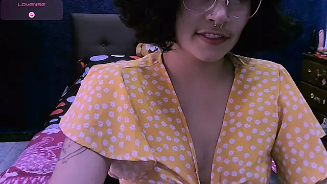 Snapshot of NinaYellow chatting on 11-05-25, 12:49 NinaYellow online show from 11-05-25, 12:49