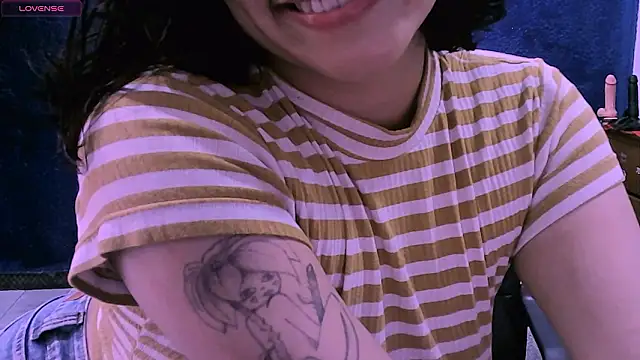 Snapshot of NinaYellow chatting on 01-16-26, 09:52 NinaYellow online show from 01-16-26, 09:52