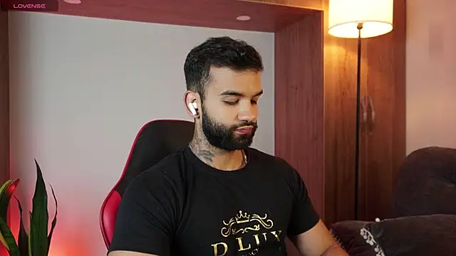 Snapshot of MarkHazze chatting on 11-18-25, 11:37 MarkHazze online show from 11-18-25, 11:37