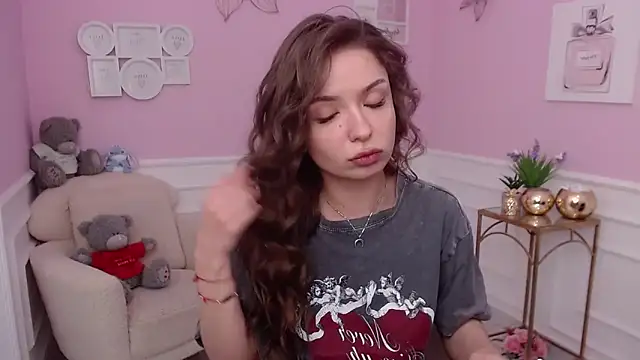 LucySkilar online show from 10-17-25, 04:37