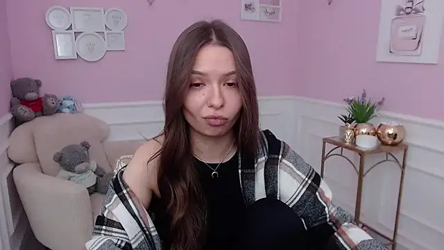 LucySkilar online show from 12-15-25, 06:17