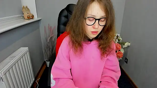 Snapshot of AfinaCutie chatting on 01-16-25, 01:47 AfinaCutie online show from 01-16-25, 01:47