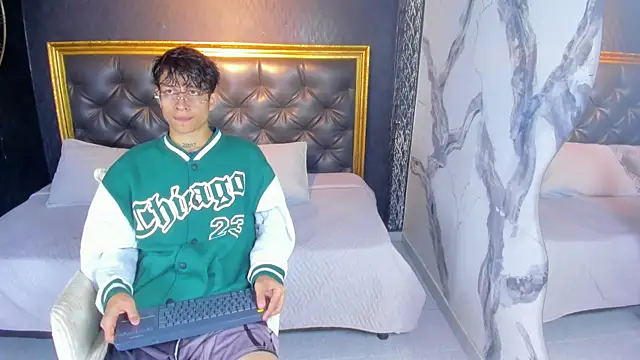 Snapshot of AgarEvans chatting on 10-30-25, 02:57 AgarEvans online show from 10-30-25, 02:57