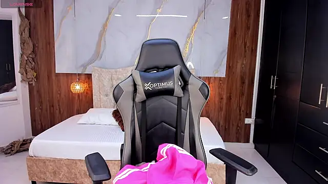 Snapshot of mia_18v chatting on 03-21-25, 08:29 mia 18v online show from 03-21-25, 08:29