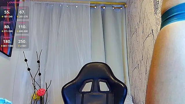 Snapshot of Cam_roos2 chatting on 10-29-25, 01:35 Cam roos2 online show from 10-29-25, 01:35