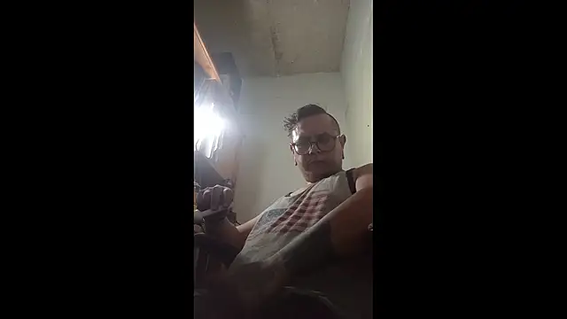 Snapshot of AlanDickson chatting on 11-11-25, 10:37 AlanDickson online show from 11-11-25, 10:37