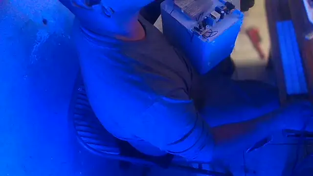 Snapshot of AlanDickson chatting on 12-15-25, 02:27 AlanDickson online show from 12-15-25, 02:27