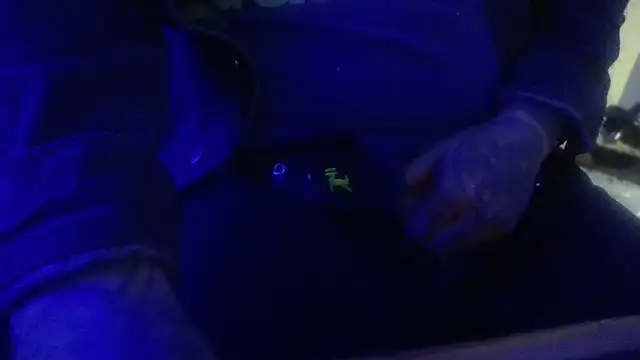 Snapshot of AlanDickson chatting on 12-21-25, 04:30 AlanDickson online show from 12-21-25, 04:30