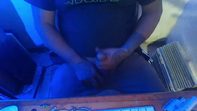 Snapshot of AlanDickson chatting on 01-19-26, 05:44 AlanDickson online show from 01-19-26, 05:44