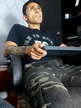 Snapshot of Marck_Muscle chatting on 03-08-25, 03:28 Marck Muscle online show from 03-08-25, 03:28