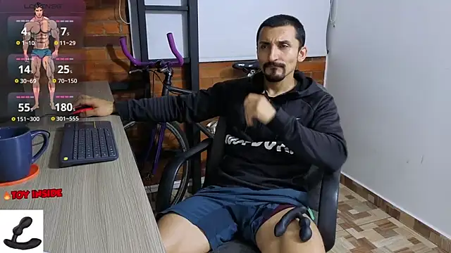 Snapshot of Marck_Muscle chatting on 10-11-25, 12:10 Marck Muscle online show from 10-11-25, 12:10