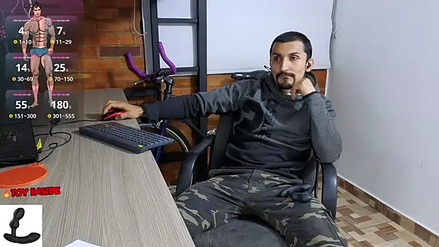 Snapshot of Marck_Muscle chatting on 10-13-25, 01:49 Marck Muscle online show from 10-13-25, 01:49