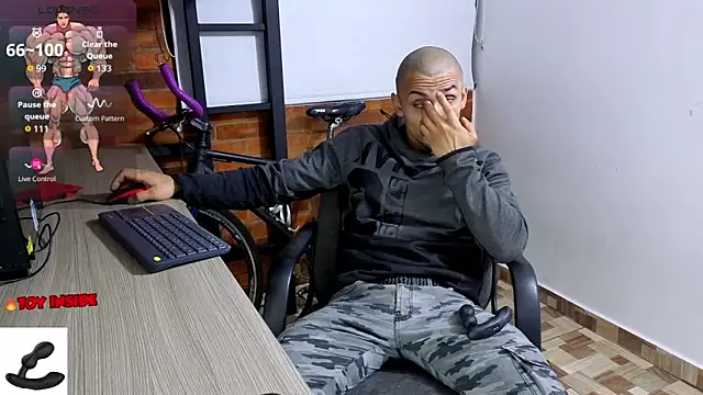 Snapshot of Marck_Muscle chatting on 11-23-25, 04:23 Marck Muscle online show from 11-23-25, 04:23