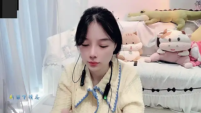 Snapshot of AKiKi711 chatting on 10-14-25, 04:24 AKiKi711 online show from 10-14-25, 04:24