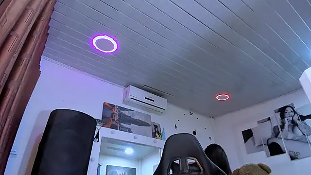 Snapshot of LatinVenuz chatting on 01-28-25, 07:32 LatinVenuz online show from 01-28-25, 07:32