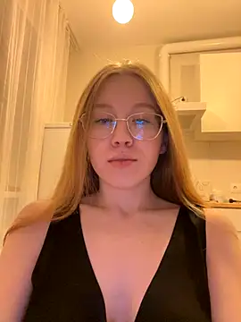 Eva Weyne online show from 10-26-25, 08:04