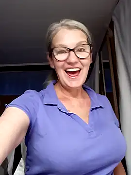 Snapshot of irinamaux chatting on 09-10-25, 05:40 irinamaux online show from 09-10-25, 05:40