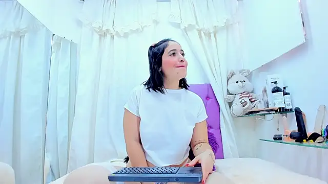 Snapshot of emily_madrid chatting on 01-05-25, 04:48 emily madrid online show from 01-05-25, 04:48