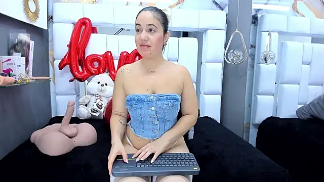 Snapshot of emily_madrid chatting on 02-15-25, 05:41 emily madrid online show from 02-15-25, 05:41