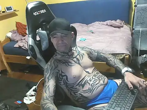 Snapshot of Tomi18cmm2 chatting on 10-31-25, 10:33 Tomi18cmm2 online show from 10-31-25, 10:33