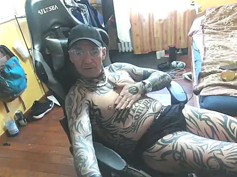 Snapshot of Tomi18cmm2 chatting on 04-06-26, 10:27 Tomi18cmm2 online show from 04-06-26, 10:27