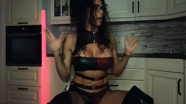 Snapshot of Misses-Cougar chatting on 02-27-25, 06:29 Misses-Cougar online show from 02-27-25, 06:29