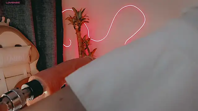 Snapshot of Queen_Deepthroat chatting on 02-21-26, 11:39 Queen Deepthroat online show from 02-21-26, 11:39