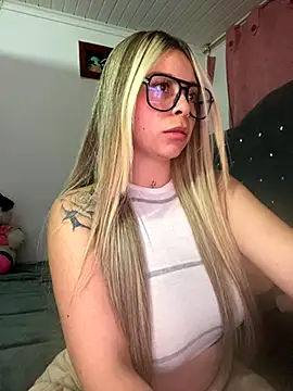 Snapshot of CristalGmez chatting on 11-21-25, 03:27 CristalGmez online show from 11-21-25, 03:27