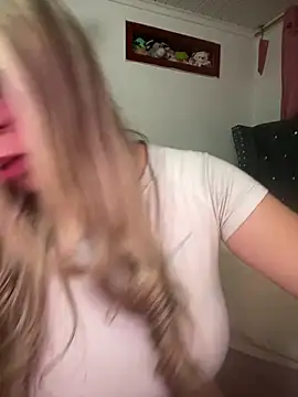 Snapshot of CristalGmez chatting on 12-18-25, 03:56 CristalGmez online show from 12-18-25, 03:56