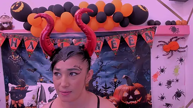 Snapshot of charlotte-11 chatting on 10-23-25, 04:39 charlotte-11 online show from 10-23-25, 04:39