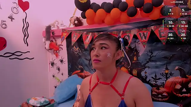 Snapshot of charlotte-11 chatting on 10-29-25, 02:30 charlotte-11 online show from 10-29-25, 02:30