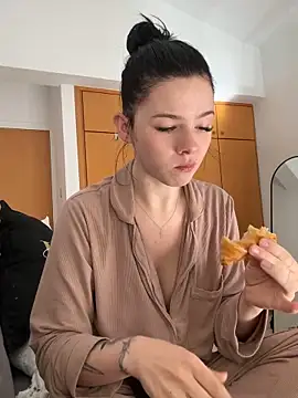 Snapshot of RoxiBlack chatting on 02-21-26, 07:31 RoxiBlack online show from 02-21-26, 07:31