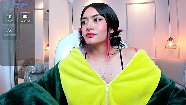 Snapshot of AzuraKindong chatting on 02-11-25, 01:31 AzuraKindong online show from 02-11-25, 01:31